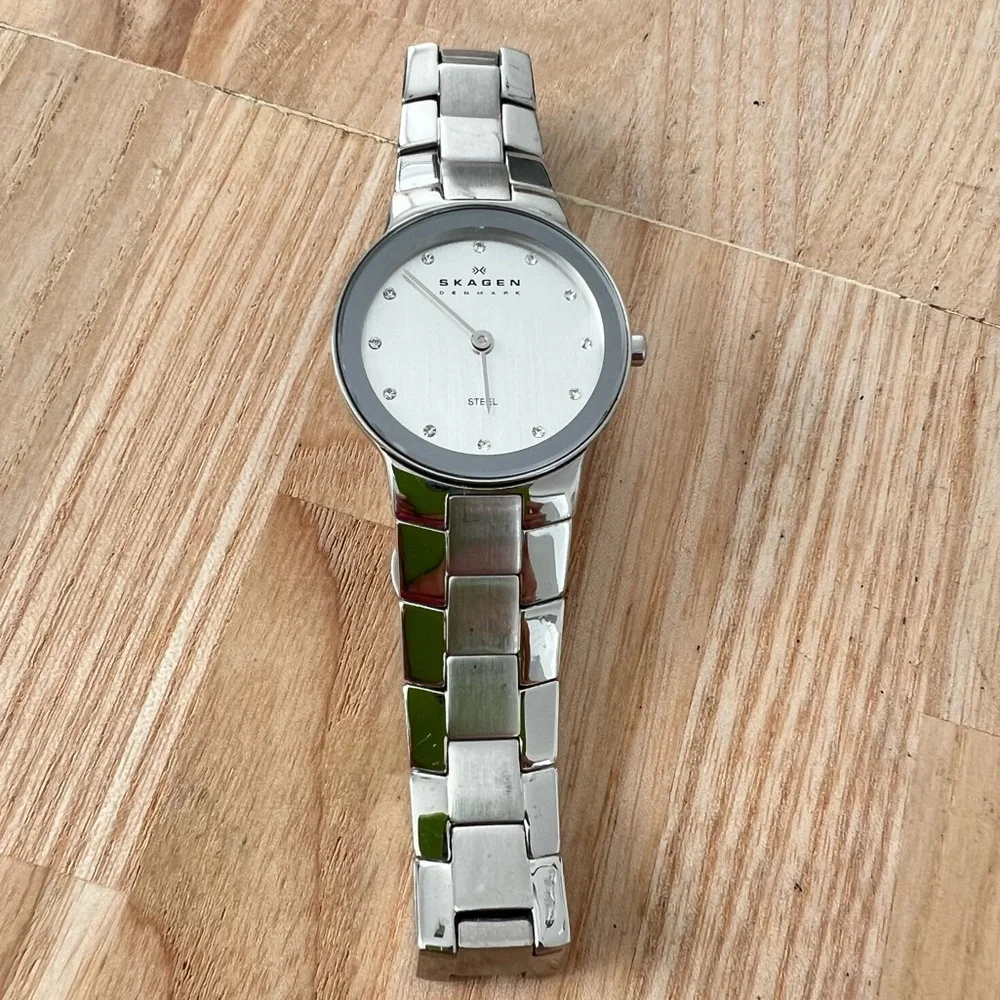 Skagen Denmark ladies silver tone bracelet dress watch NEW BATTERY